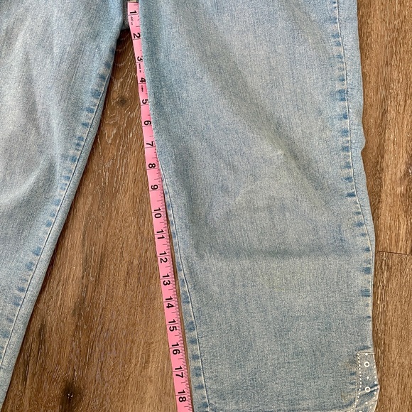 NYDJ Ariel Crop Jeans with Embellished Hem Light Wash. Size 6 - Picture 2 of 10